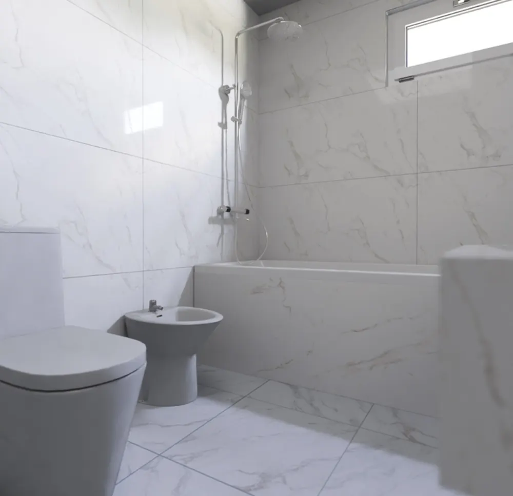Baño con bañera empotrada, revestimiento efecto mármol y ventana alta