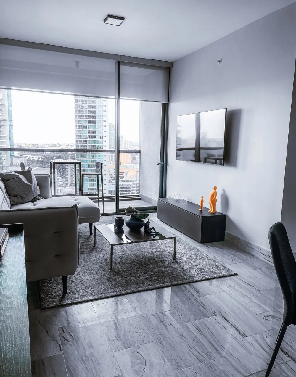 Salón en planta alta con vistas a la ciudad y suelo porcelánico de gran formato