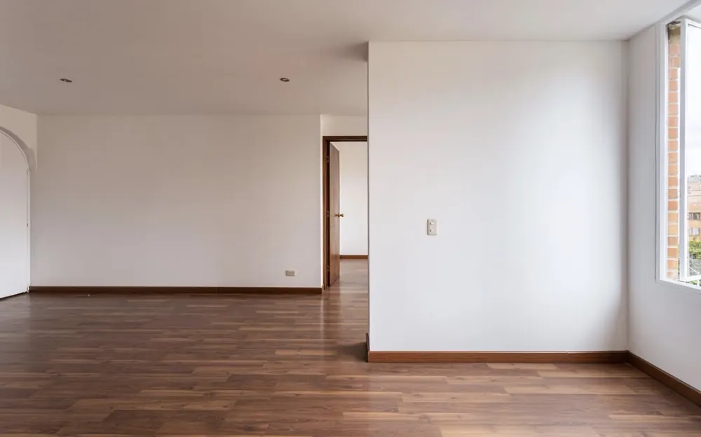 Vivienda reformada antes de amueblar, con parquet de madera y arcos de paso